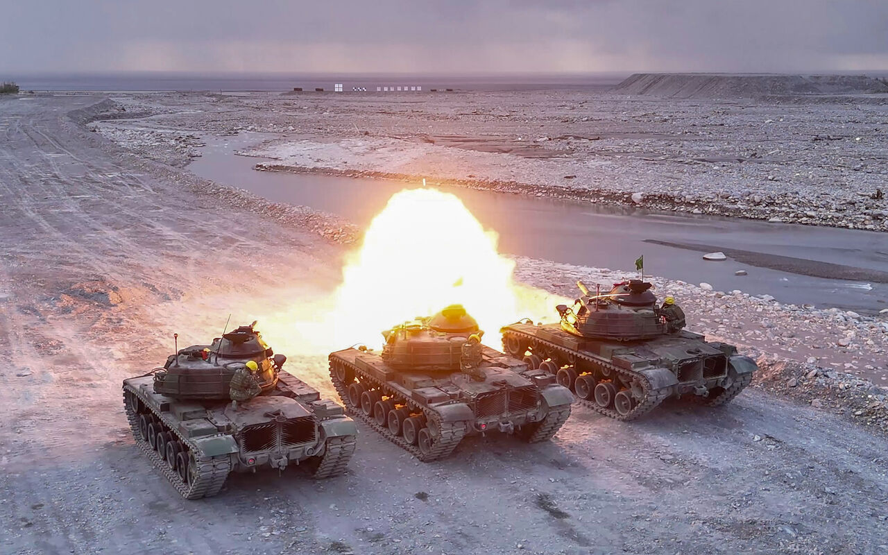 陸軍「正義操演」M60A3戰車展現精準火力：台東紅色海灘實彈射擊，美方人員傳在場