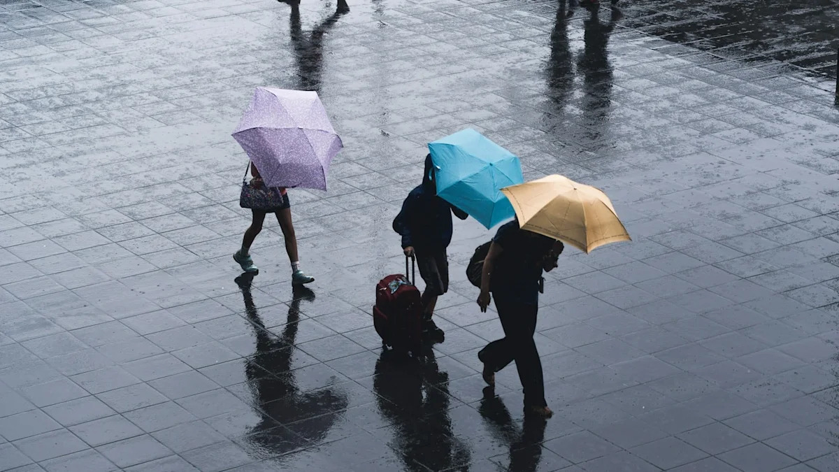 狂雨襲南！低壓帶、西南風、雙颱接力攪局，下週二前南部恐再「泡」三天？