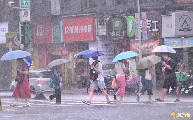 低壓帶、颱風雙重夾擊？週日南部紫紅暴雨預警，臺灣天氣複雜戰局解析