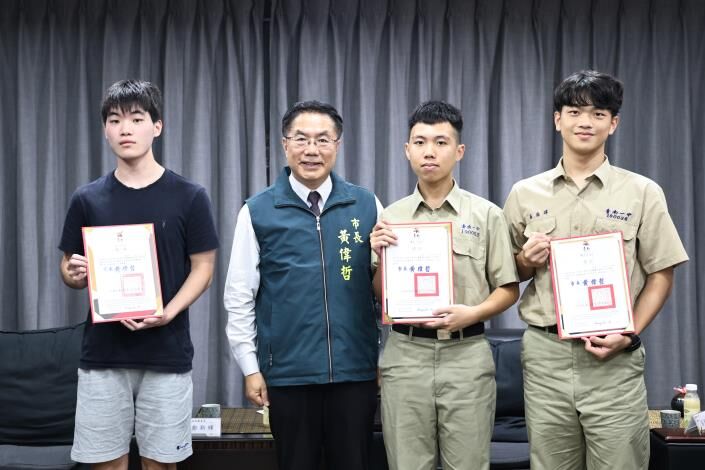 從政壇風暴到奧林匹亞銅牌:趙翊佑的自學之路,真的只是「學霸」那麼簡單?