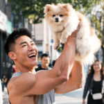 健身教練路口高舉愛犬狂唱生日歌!5歲吉娃娃OREO讓全世界知道牠生日