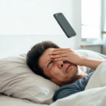 手機砸臉不只痛而已!他視網膜剝離視力1.2→0.8,你還敢躺著滑?